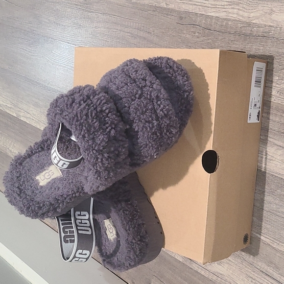 Shoes - women's slippers uggs